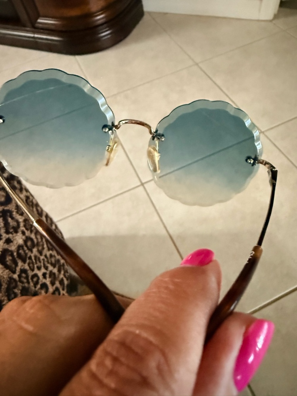 Chloe Scalloped Round Blue Gradient Rimless Sunglasses - Picture 2 of 4